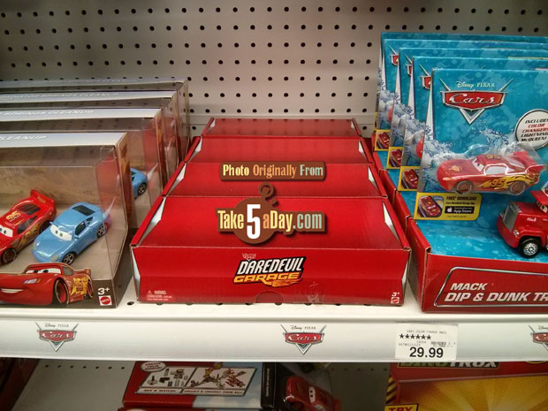 Lightning mcqueen hot sale car garage