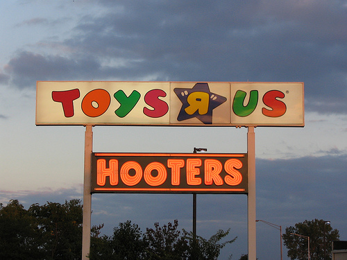 toys-r-us-hooters