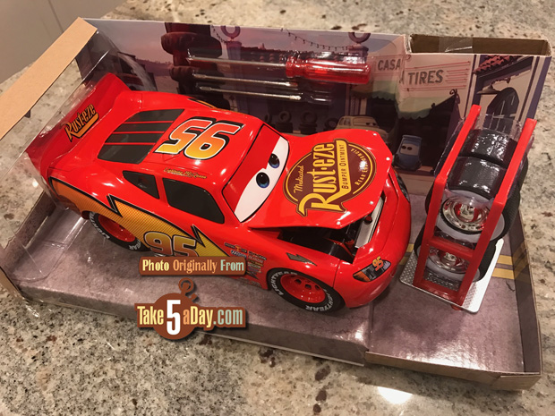 Disney Pixar Cars 1:24 Dinoco Lightning McQueen Die-cast Car with Tire Rack  Play Vehicles 